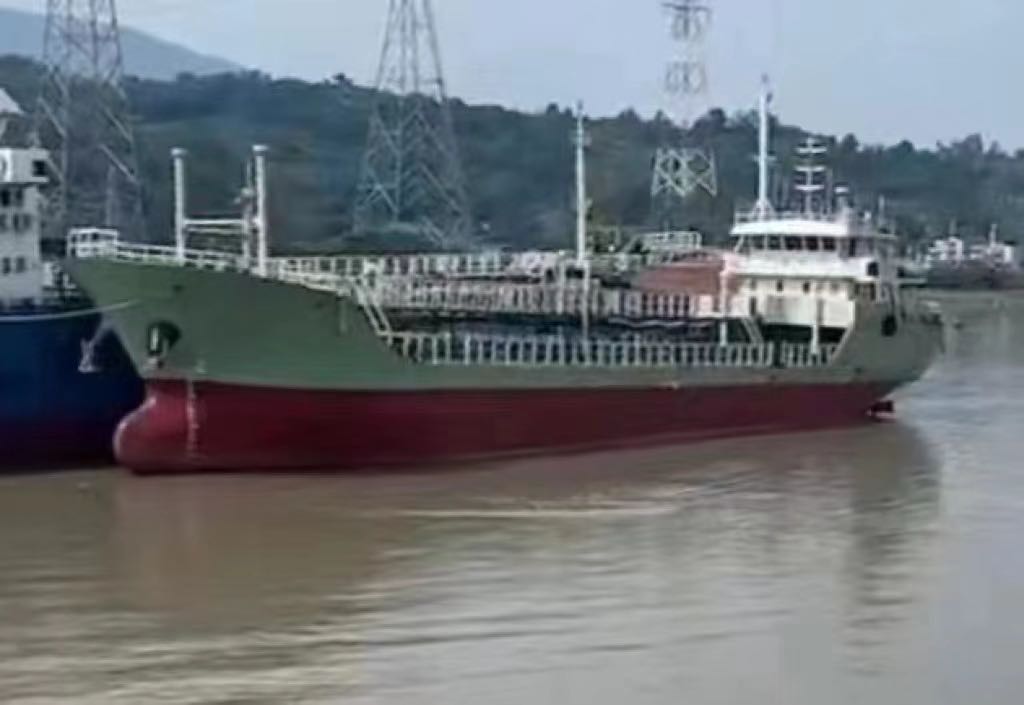 For sale: (two) 1,000-ton tankers, built in Taizhou, China in 2009. Suitable for foreign trade expor