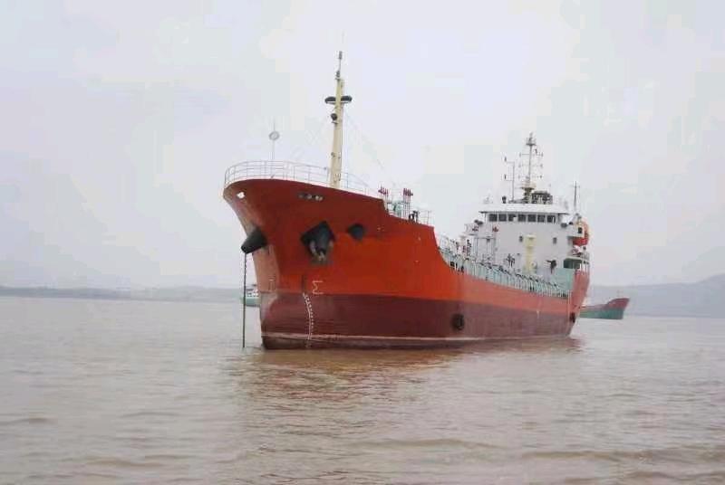 出售3700吨油船