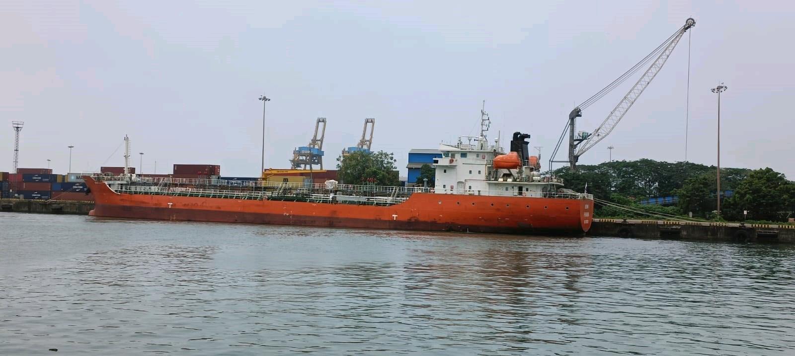 出售6730吨沥青船Sale of 6,730 ton asphalt ships