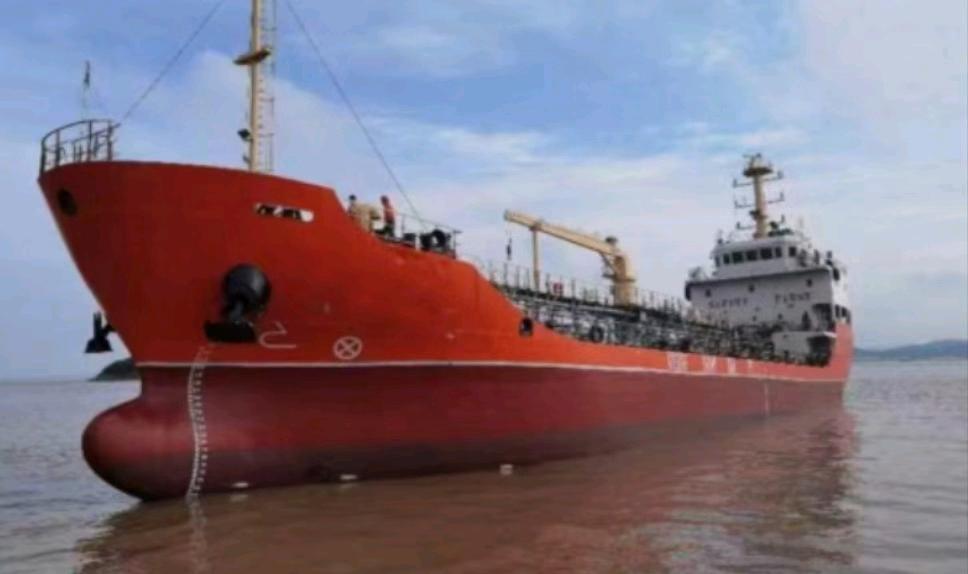 出售1700吨油船Sale of 1700-ton tankers