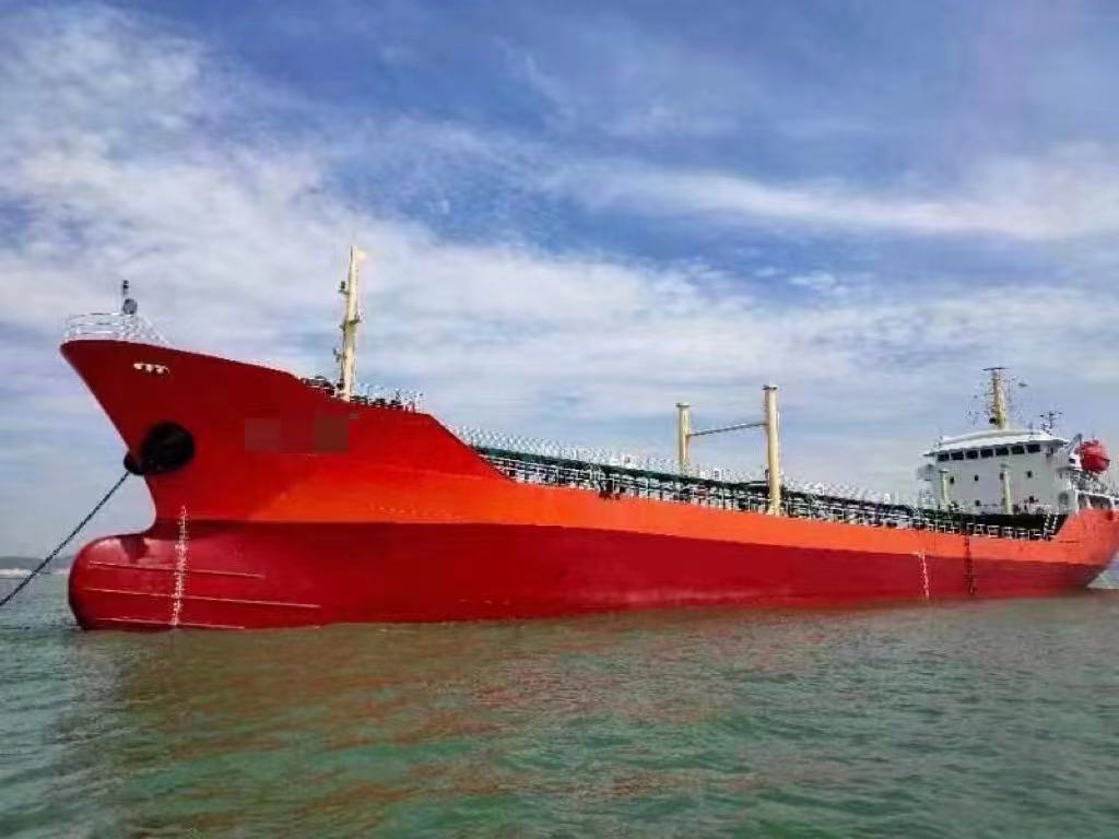 出售4700吨油船（闪点<60’C） For sale: 4,700-ton tanker, built in China.