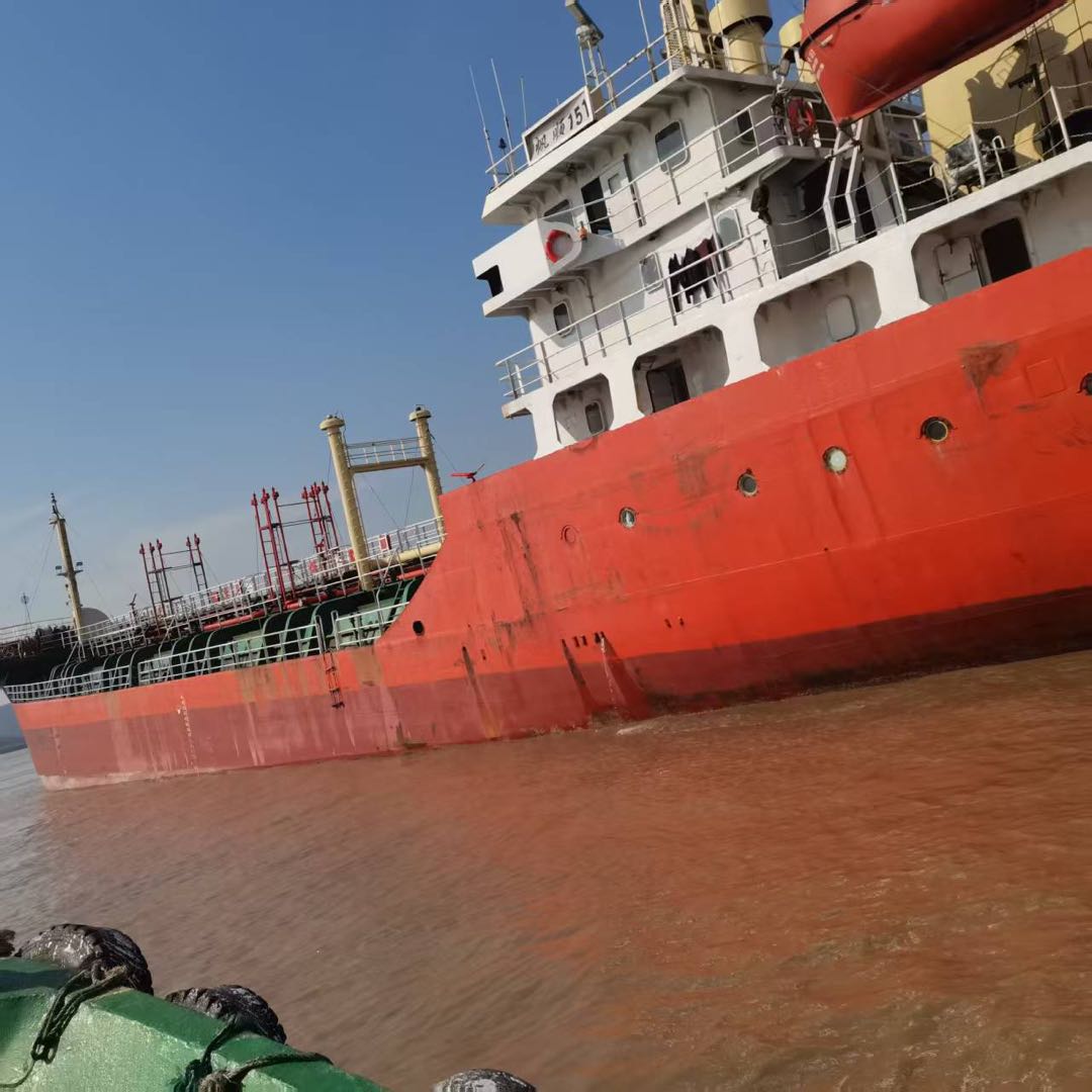 出售：2008年浙江造，2050吨化学品油船，舱内不锈钢结构。 Sale: 2050 ton chemical tanker, made in China in 2008.