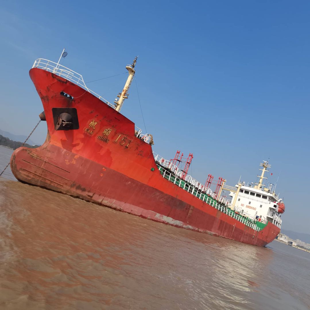 出售：2008年浙江造，2050吨化学品油船，舱内不锈钢结构。 Sale: 2050 ton chemical tanker, made in China in 2008.