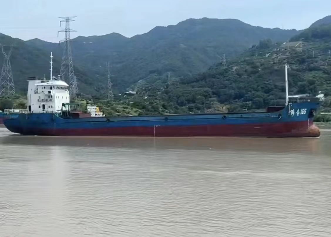 出售：2615吨多用途船 双底双壳结构 舱口尺寸：宽10.20mx长25.2mx两仓一样。仓内可装32个大柜。