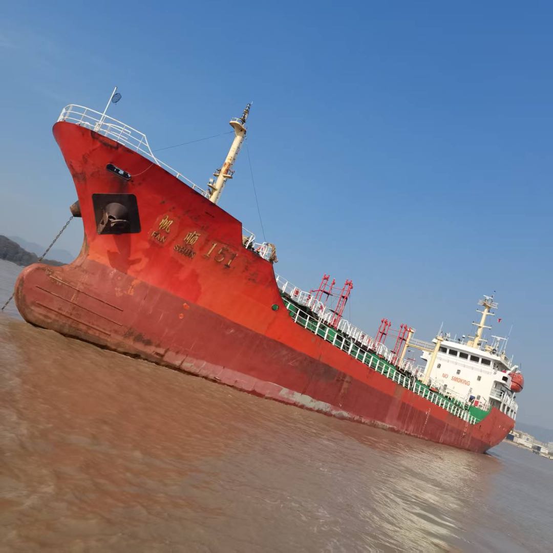 出售：2008年浙江造，2050吨化学品油船，舱内不锈钢结构。 Sale: 2050 ton chemical tanker, made in China in 2008.