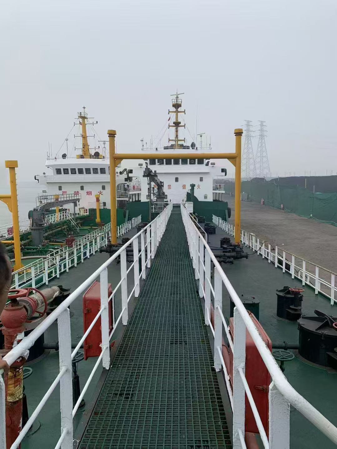 出售：2400吨油船 建造年份：2006年 Sale: 2400T oil tanker, made in China in December 2006.