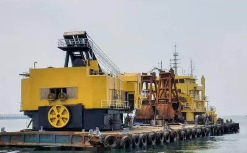 售：2006年沿海18方自航抓斗挖泥船