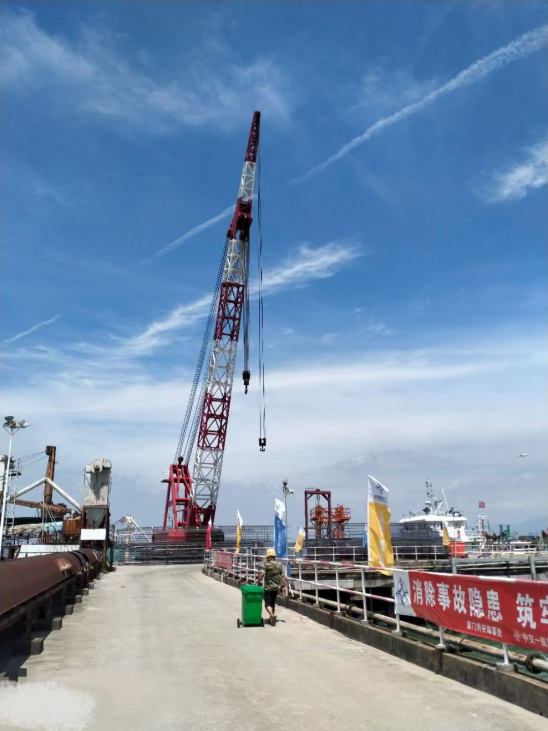 出售/出租：350吨起重工程船 建造年份：2007年5月 建造地址：中国 福建