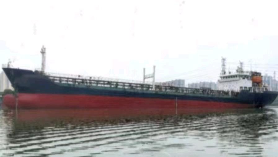 出售4500吨油船Sell 4500-ton finished oil tanker