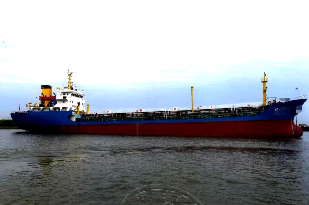 3300吨油船
