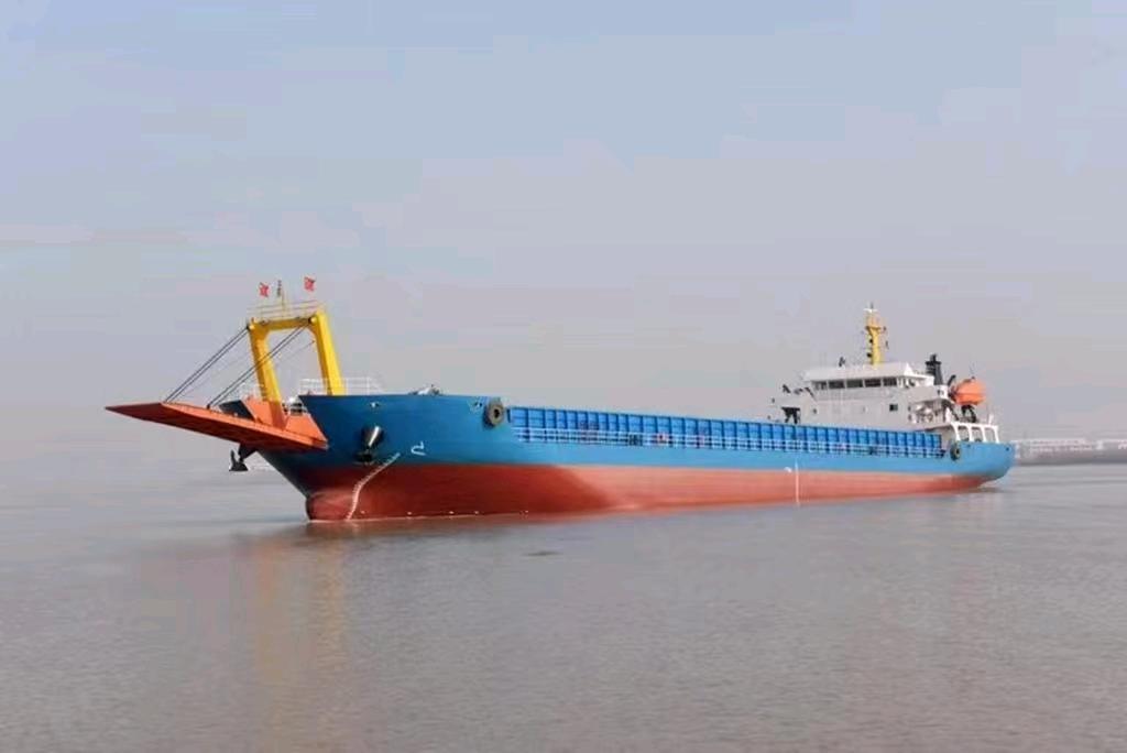 出售3500吨后驾驶甲板驳Sell 3500 tons of back-deck barge