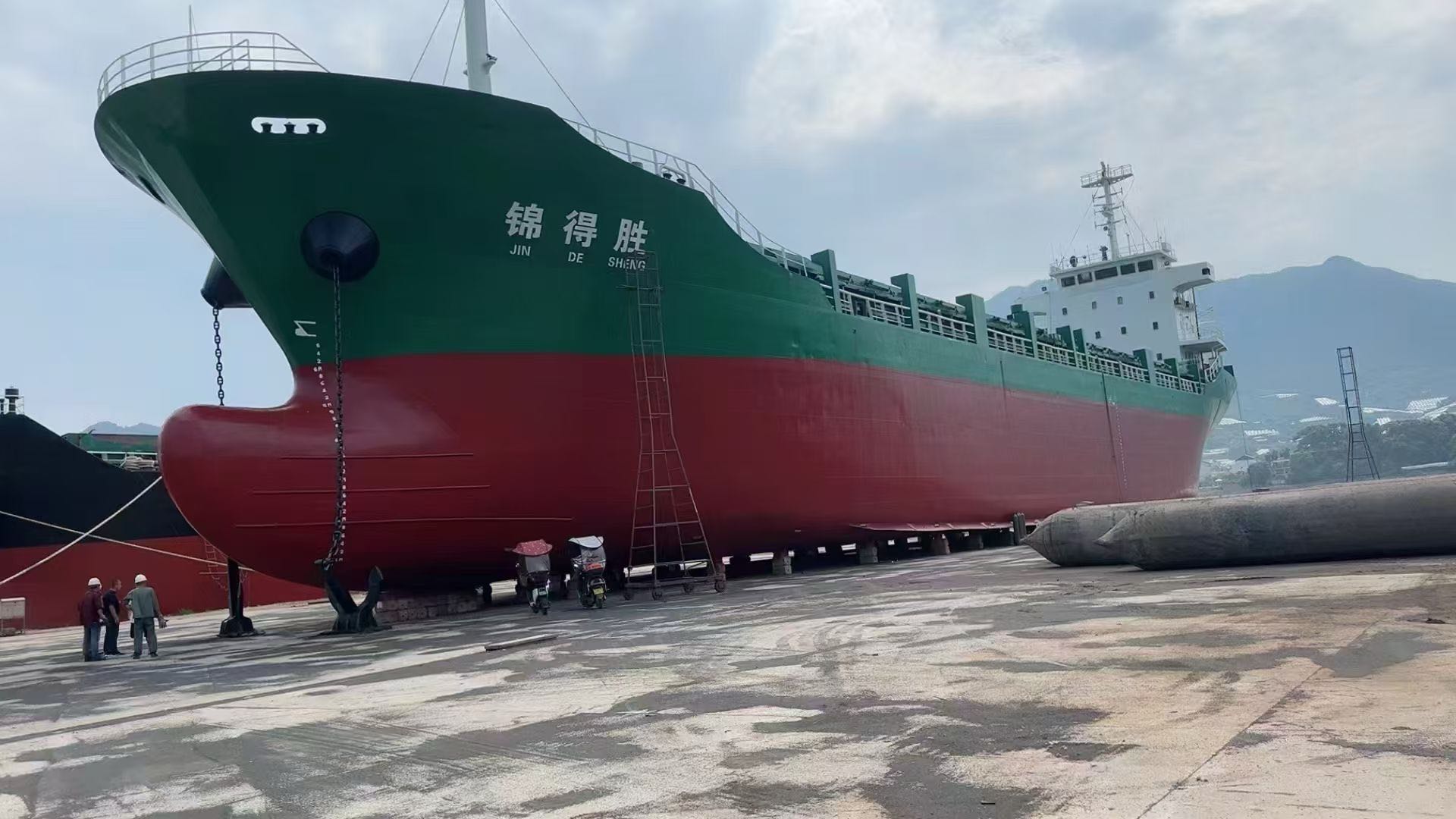出售 ：5500吨多用途集装箱船 建造年份：2007年12月 建造地址：中国