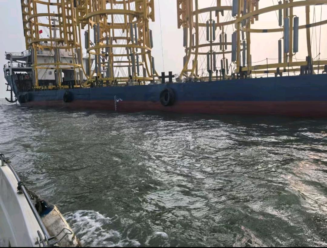 出售5200吨前驾驶甲板驳Sell 5,200 tons of front-deck barge
