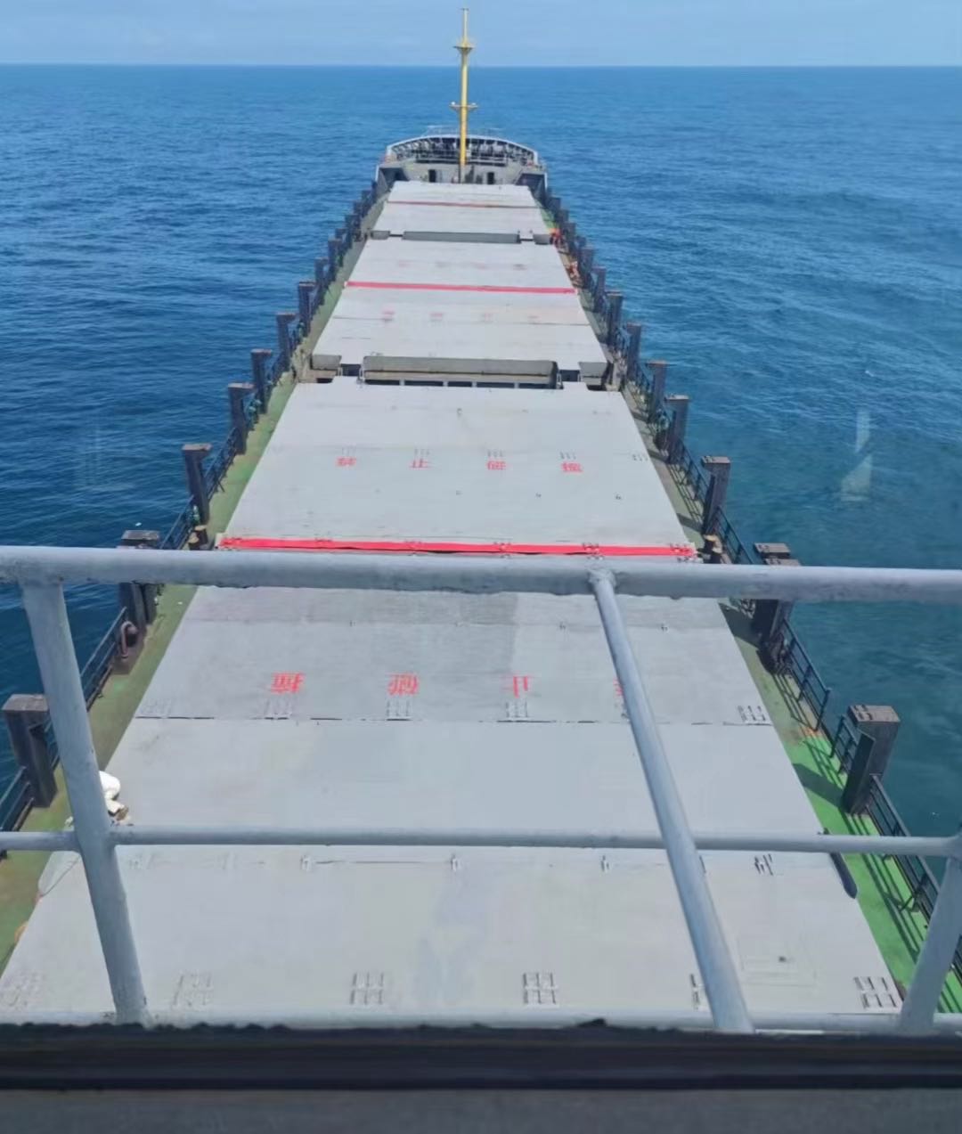 出售：10500吨集散两用船 装载集装箱：475TEU 建造年份：2005年 建造地址：中国 浙江