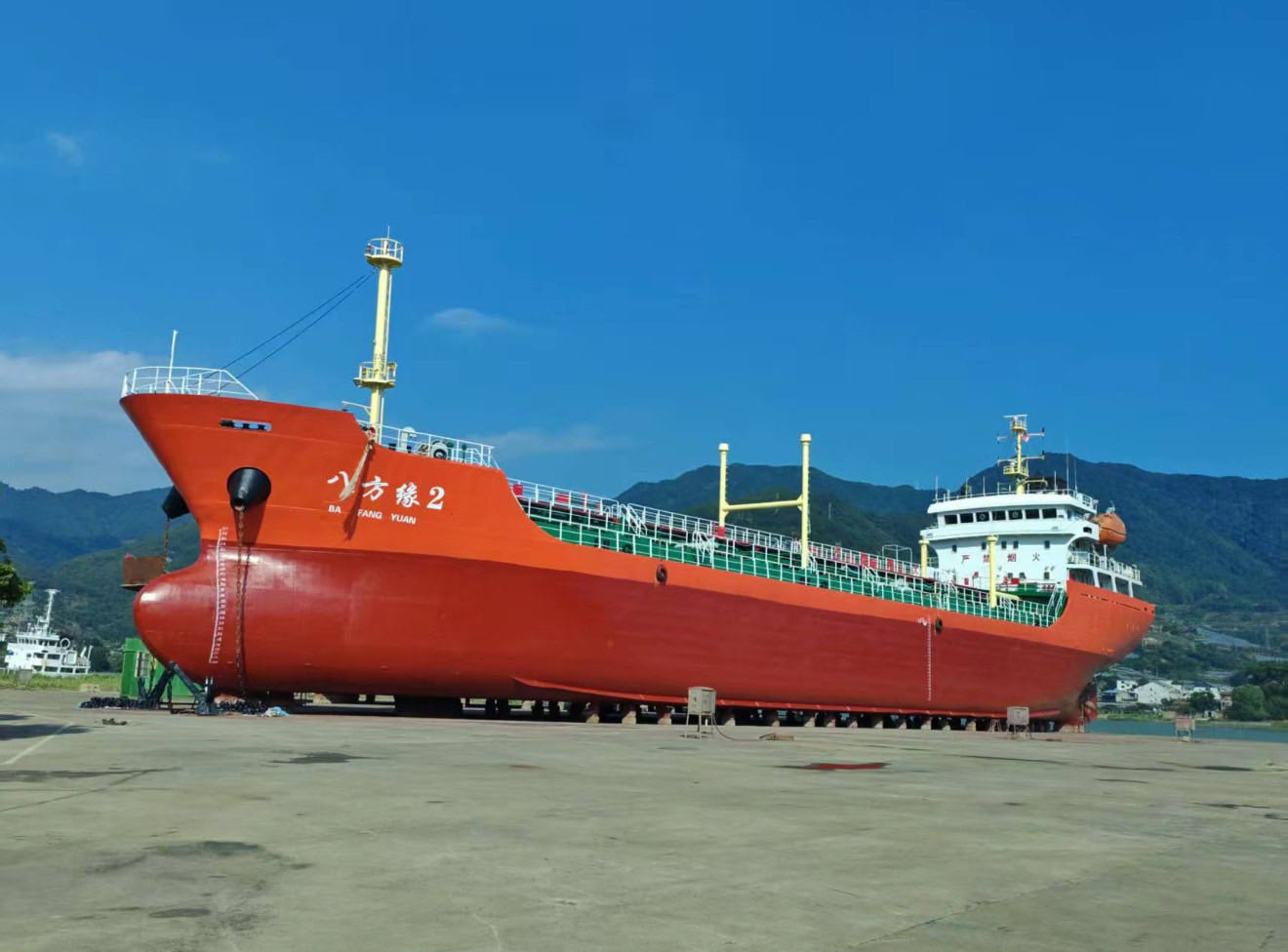 出售：4200吨双壳加温油船（闪点< 60’C) 建造年份：2011年 建造地址：中国 浙江