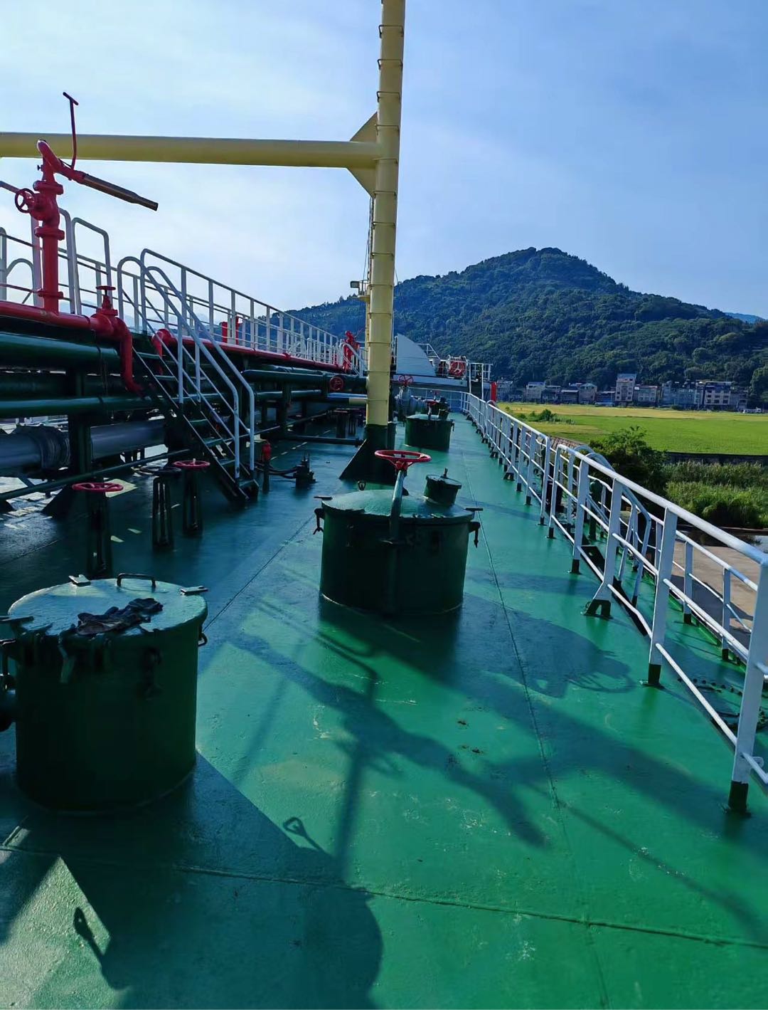 出售：4200吨双壳加温油船（闪点< 60’C) 建造年份：2011年 建造地址：中国 浙江