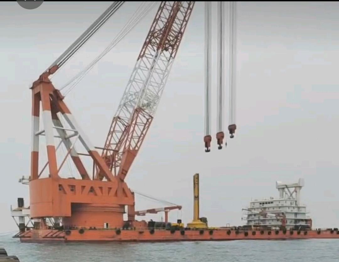 出售2400吨非自航浮吊船Sell 2400 tons of non-self-propelled floating crane