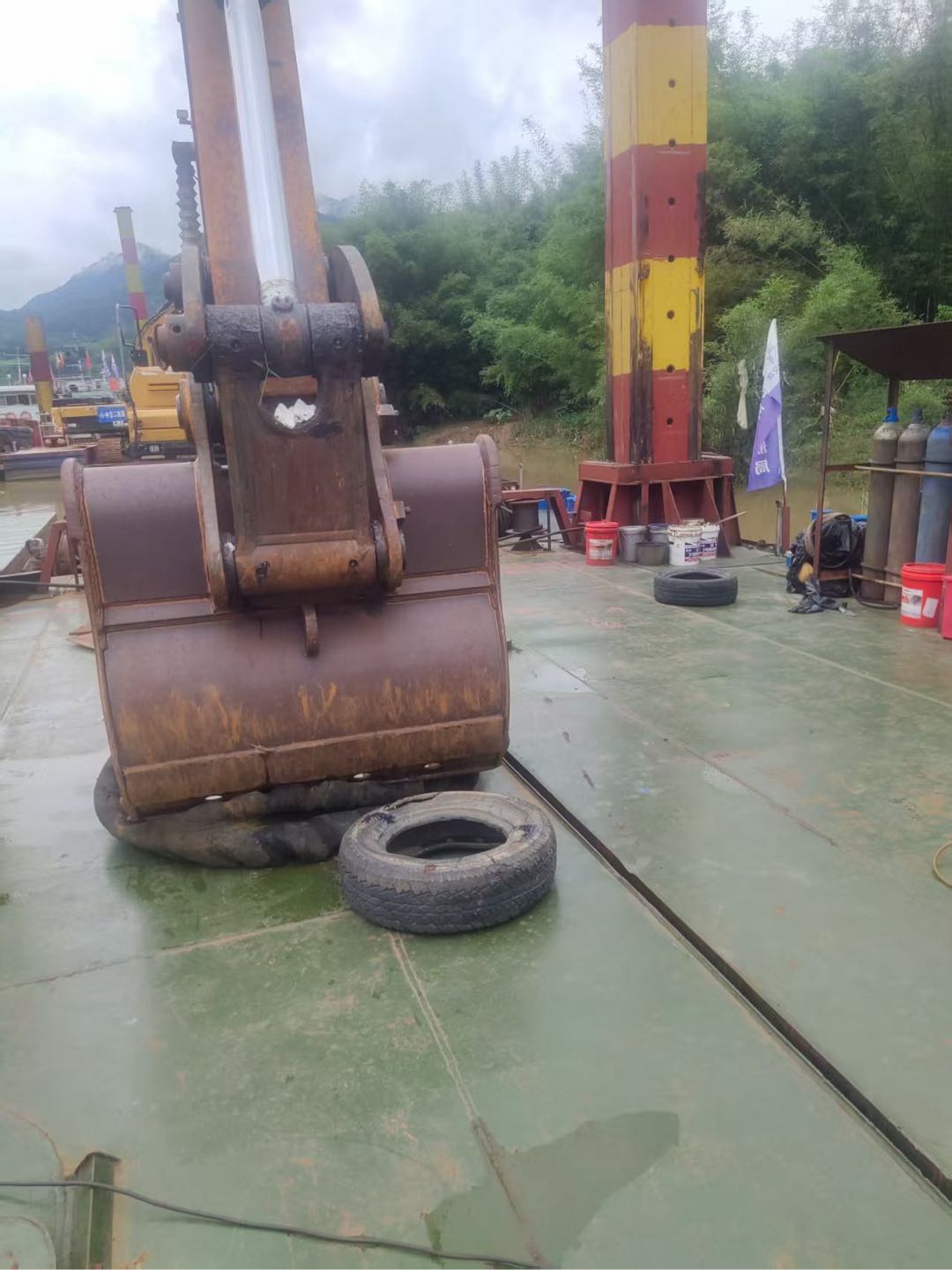 分体反铲挖泥船