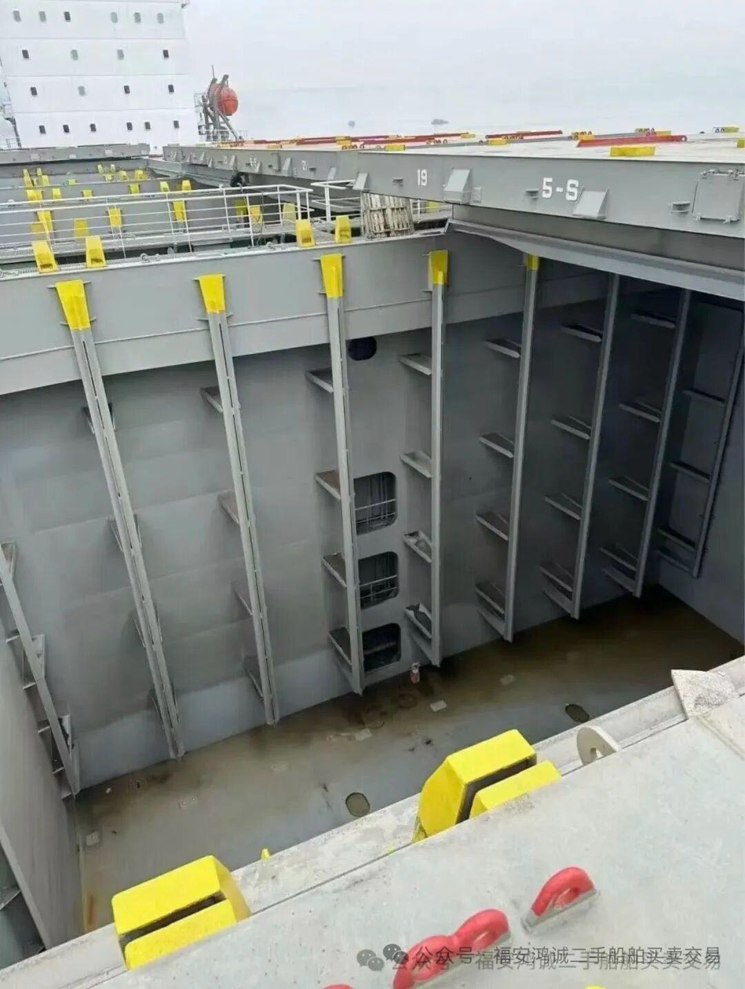 出售：25000吨集装箱船 装载标箱：1500 TEU 建造地址：中国 福建 建造完工日期：2024年