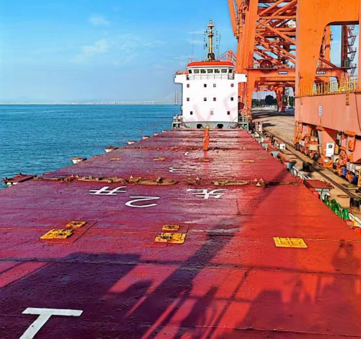 出售：3000吨集装箱船  装载标箱：180TEU 建造年份：2006 建造地址：中国 福建