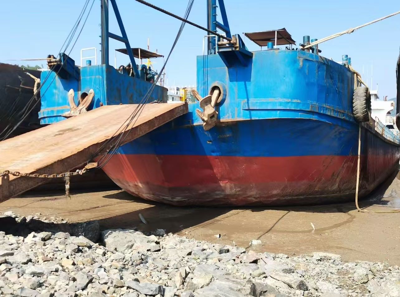 出售：2000吨甲板货船 前跳板/后驾驶室/ 建造年份：2013年12月 建造地址： 中国