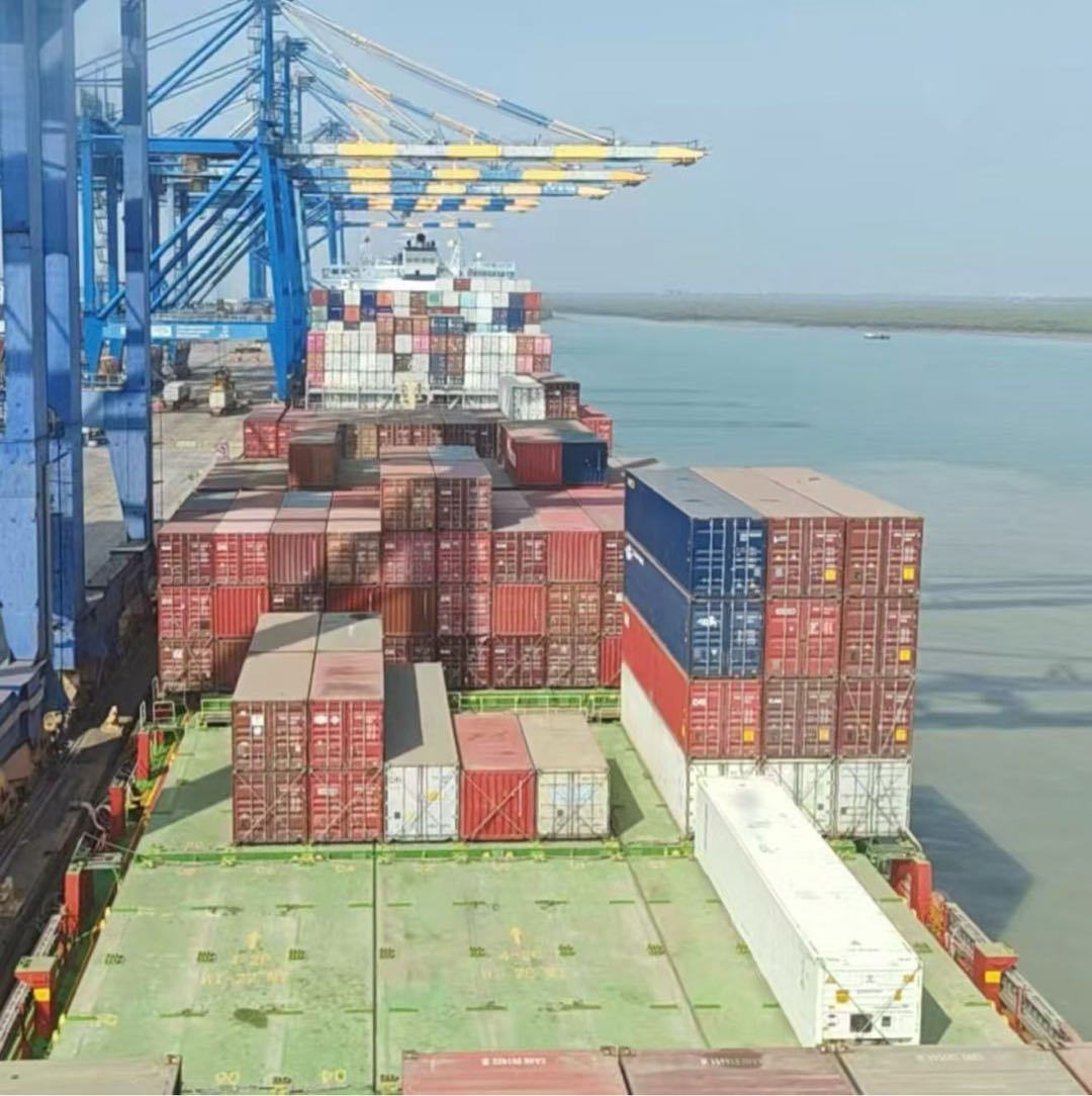 出售：30000吨在航集装箱船 装载标箱：1983 TEU 建造年份：2024年 建造地址：中国