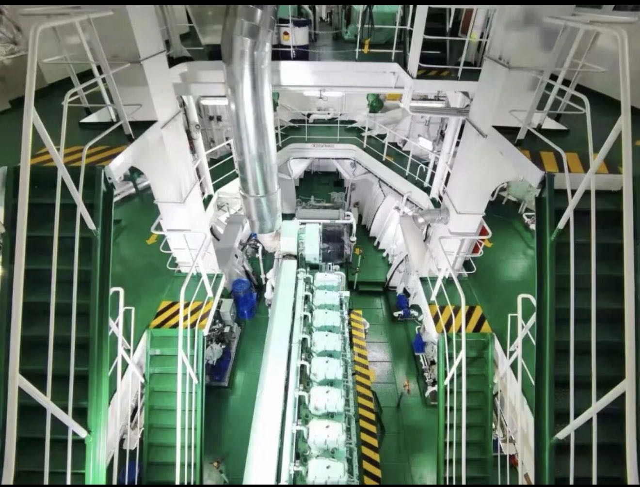 出售：25000吨集装箱船 装载标箱：1500 TEU 建造地址：中国 福建 建造完工日期：2024年