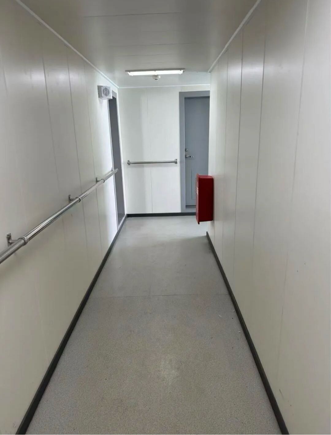 出售：25000吨集装箱船 装载标箱：1500 TEU 建造地址：中国 福建 建造完工日期：2024年