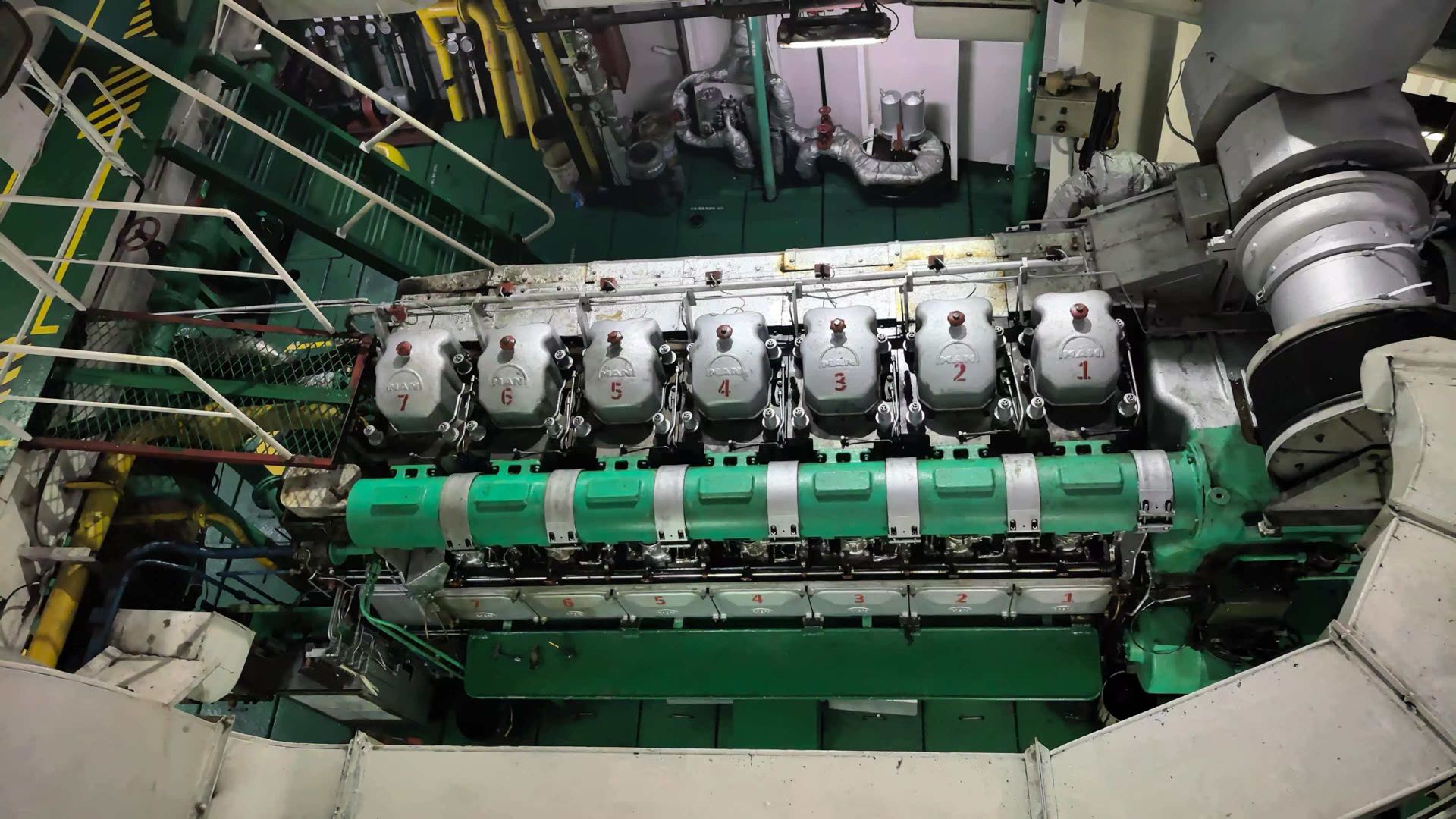 出售11000吨双壳油船（闪点< 60‘C) 建造年份：2012年 建造地址：中国