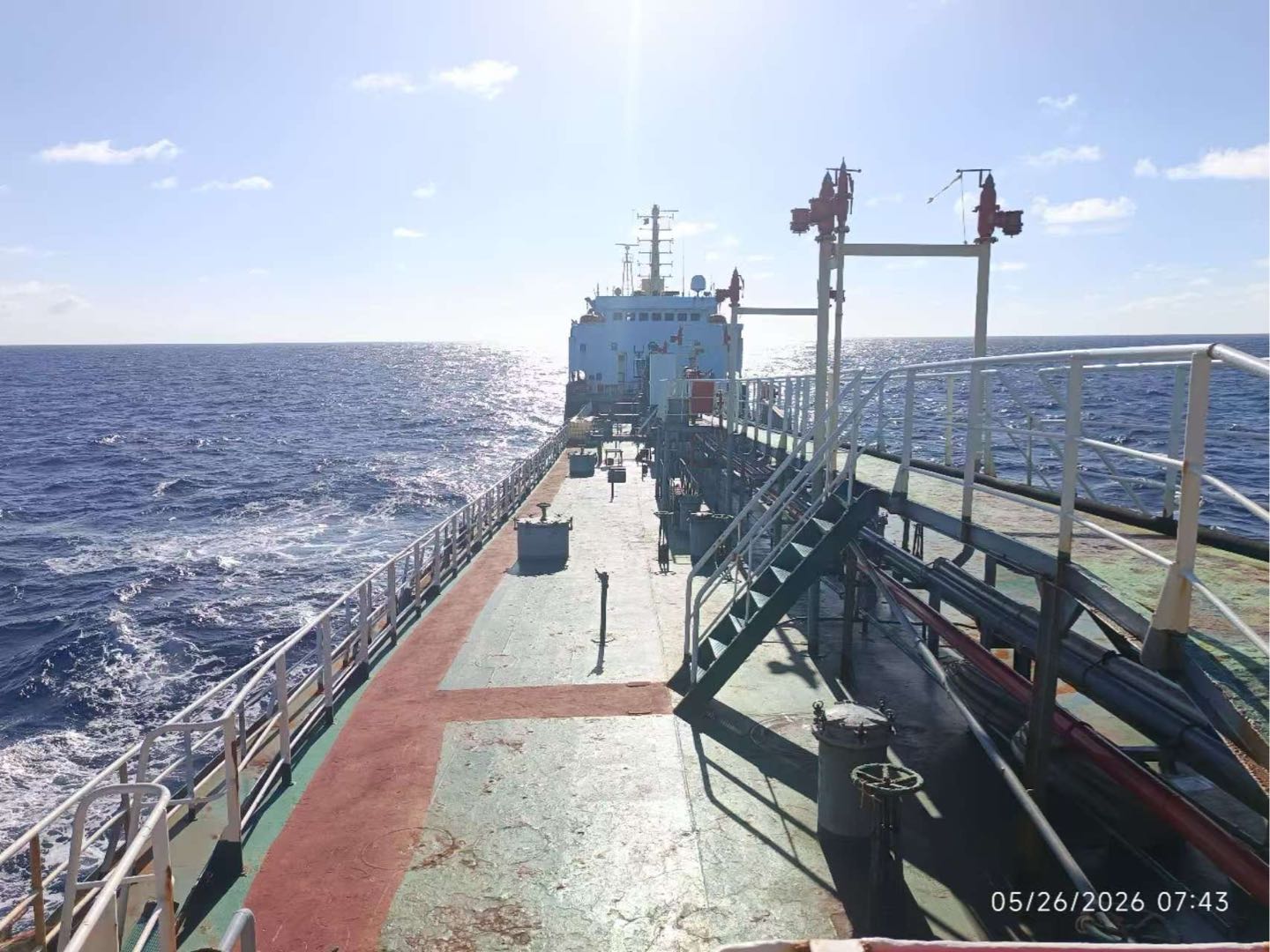 出售：5500吨外籍油轮 • 船舶类型：双壳油船（Double Hull  Oil Tanker） 建造年份：2004年 建造地址：中国
