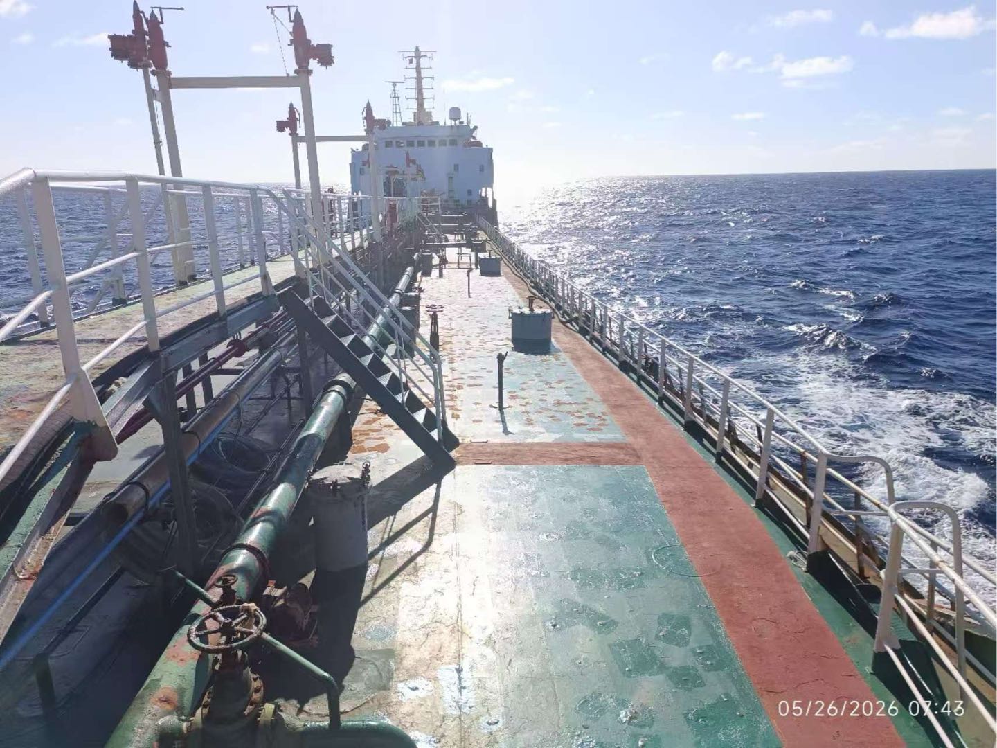 出售：5500吨外籍油轮 • 船舶类型：双壳油船（Double Hull  Oil Tanker） 建造年份：2004年 建造地址：中国