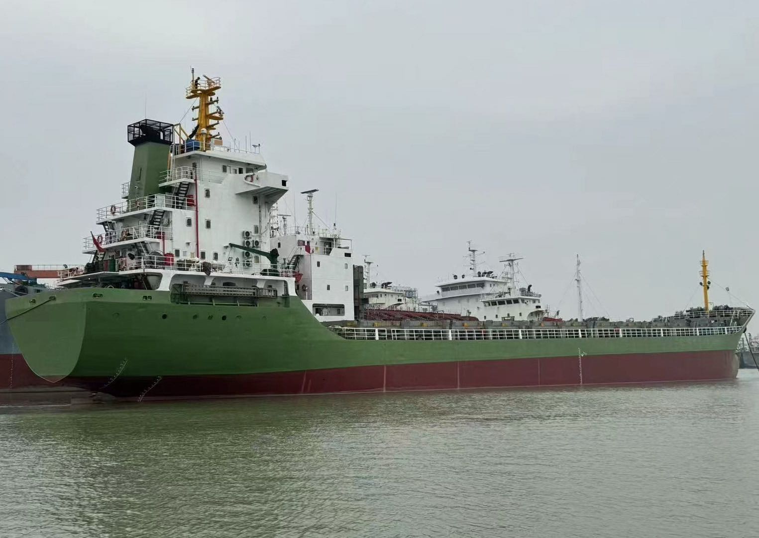 出售：6800DWT 集装箱船 船舶类型：集装箱船（散货/集装箱两用） 建造完工：2006年 建造地点：中国 船级社：CCS