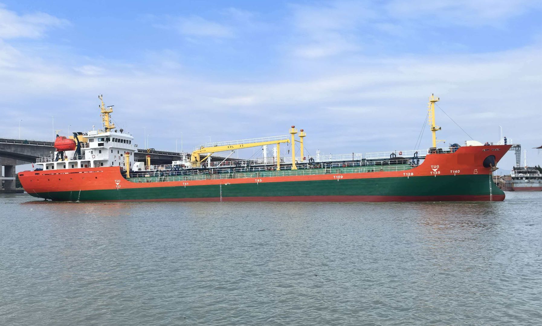 出售：4000DWT油船  建造年份：2013年 建造地址：中国 浙江