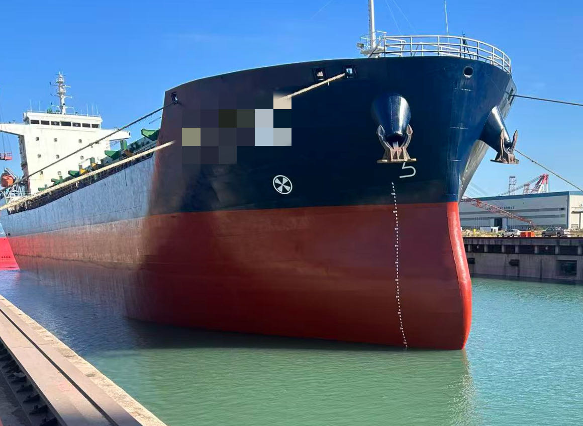 出售：24500DWT 多用途集装箱船  基础信息 • 船舶类型：多用途集装箱船 • 建造完工：2023年 • 建造地点：中国