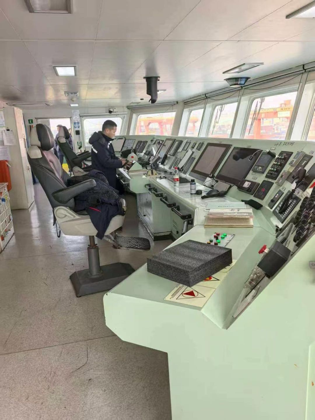 出售：23850DWT集装箱船  基础信息 • 装箱容量：1354TEU • 建造年份：2022年12月 • 建造地点：中国