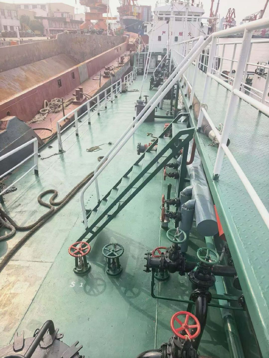 出售：1000吨沿海双壳油船  基础信息 • 建造完工：2010年11月 • 建造地址：中国江苏