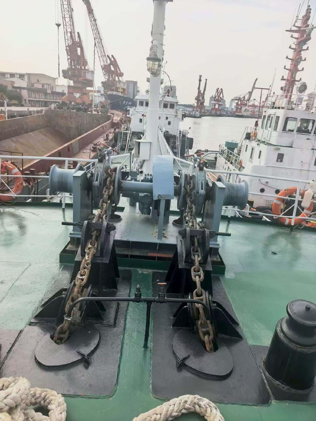 出售：1000吨沿海双壳油船  基础信息 • 建造完工：2010年11月 • 建造地址：中国江苏