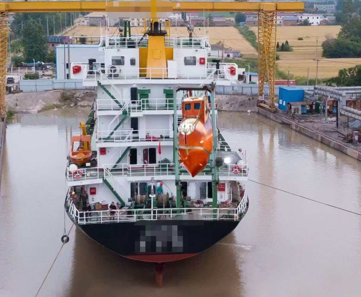 出售：5000DWT双壳多用途船  基础信息 • 集装箱箱位：246TEU • 建造年份：2009年｜中国建造