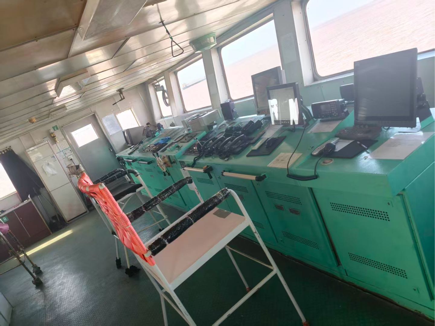 出售：5000DWT双壳多用途船  基础信息 • 集装箱箱位：246TEU • 建造年份：2009年｜中国建造