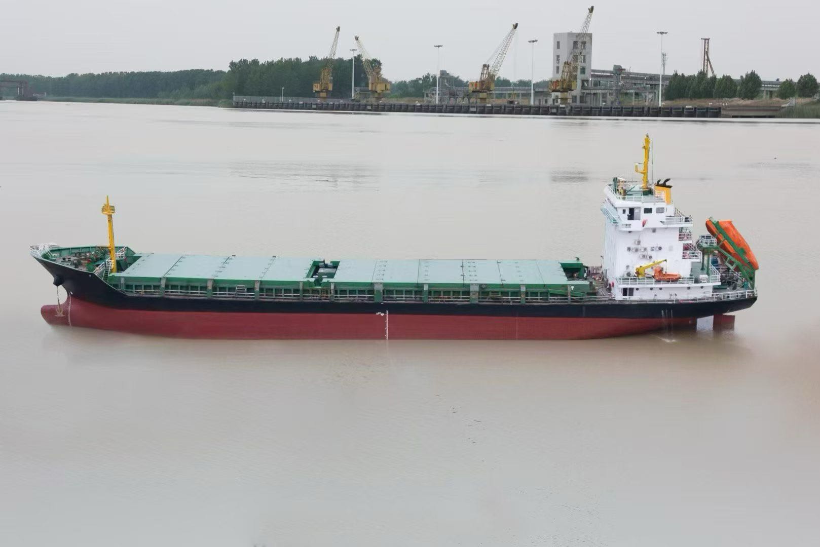 出售：5000DWT双壳多用途船  基础信息 • 集装箱箱位：246TEU • 建造年份：2009年｜中国建造