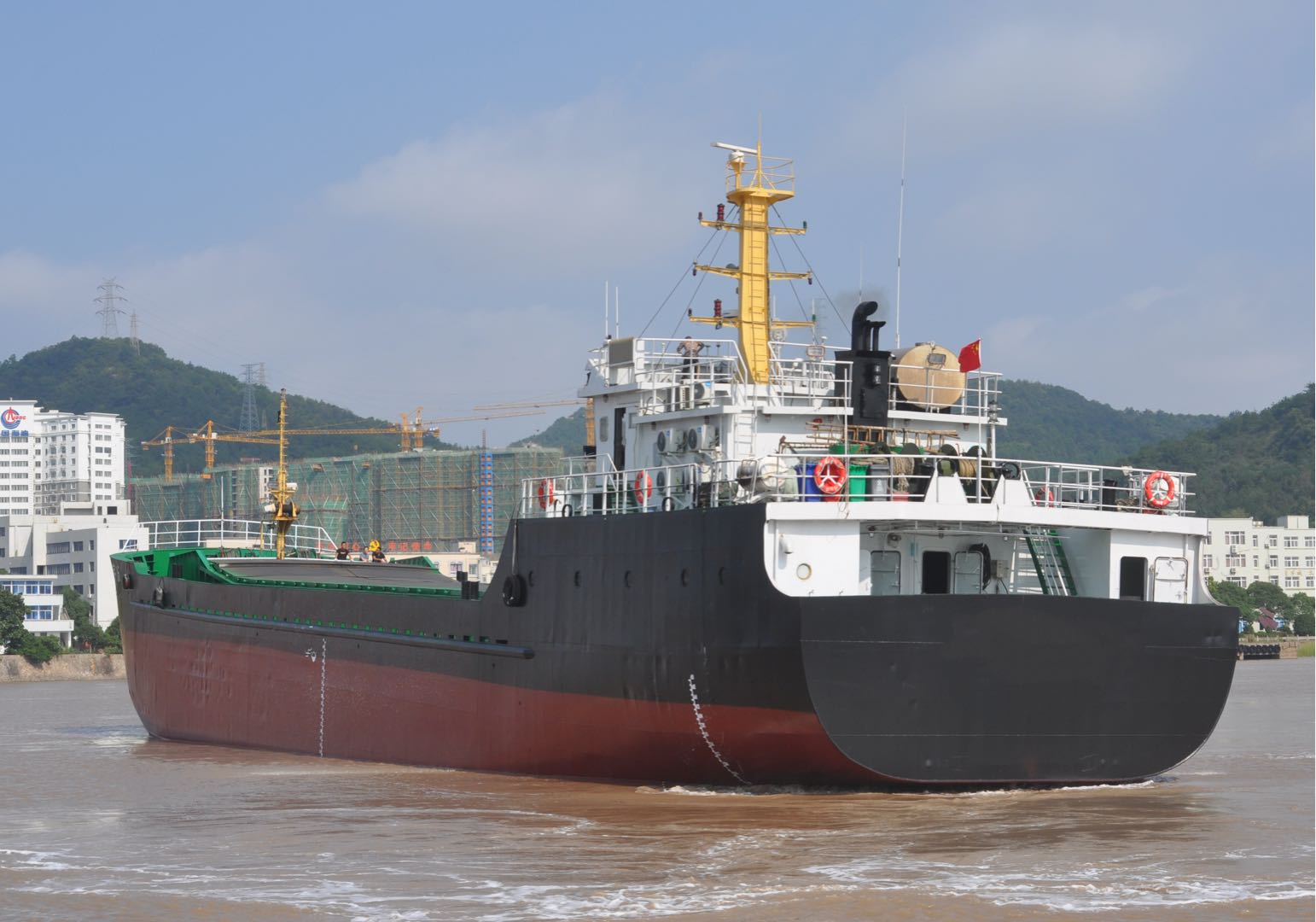 出售：实载1800吨在航散货船  基础信息 • 建造年份：2020年12月 • 建造地址：中国江苏