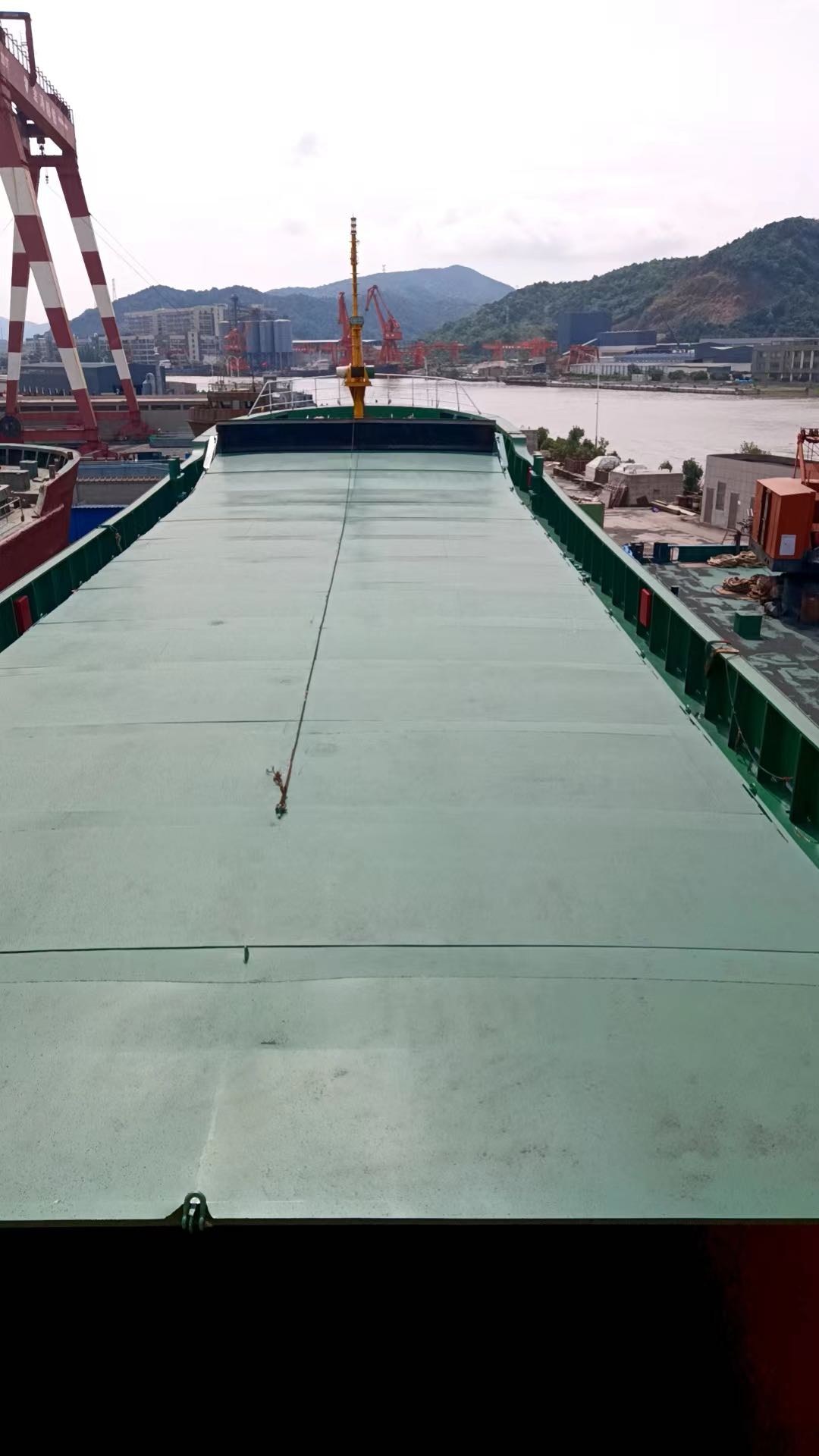 出售：实载1800吨在航散货船  基础信息 • 建造年份：2020年12月 • 建造地址：中国江苏