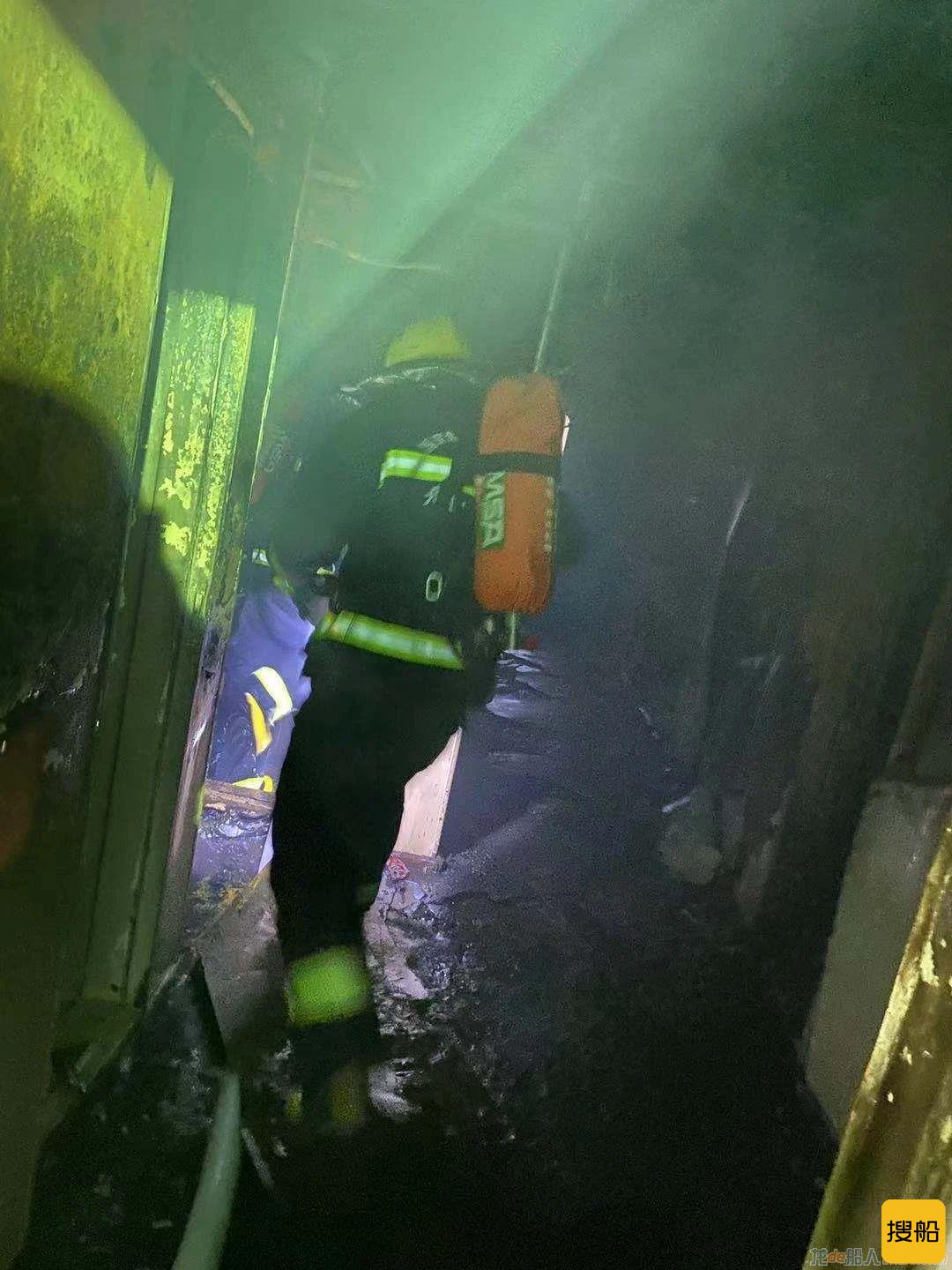紧急驰援!他们这么扑救海上加油轮火灾