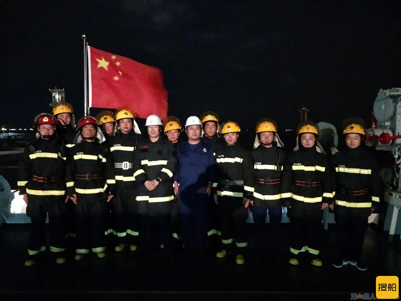 紧急驰援!他们这么扑救海上加油轮火灾