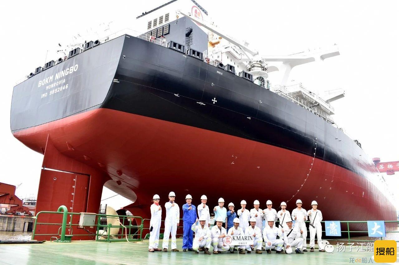 扬子江船业两艘32.5万吨VLOC出坞