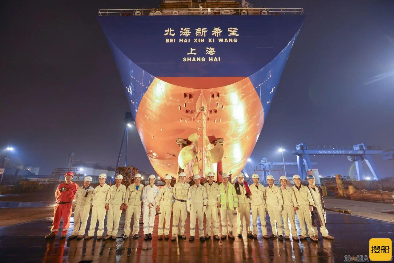 启东中远海运海工首次采用SPMT实现整船滚装接载并完成N886项目下水节点