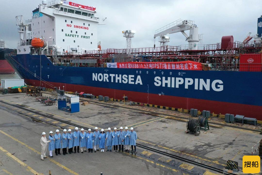 启东中远海运海工首次采用SPMT实现整船滚装接载并完成N886项目下水节点