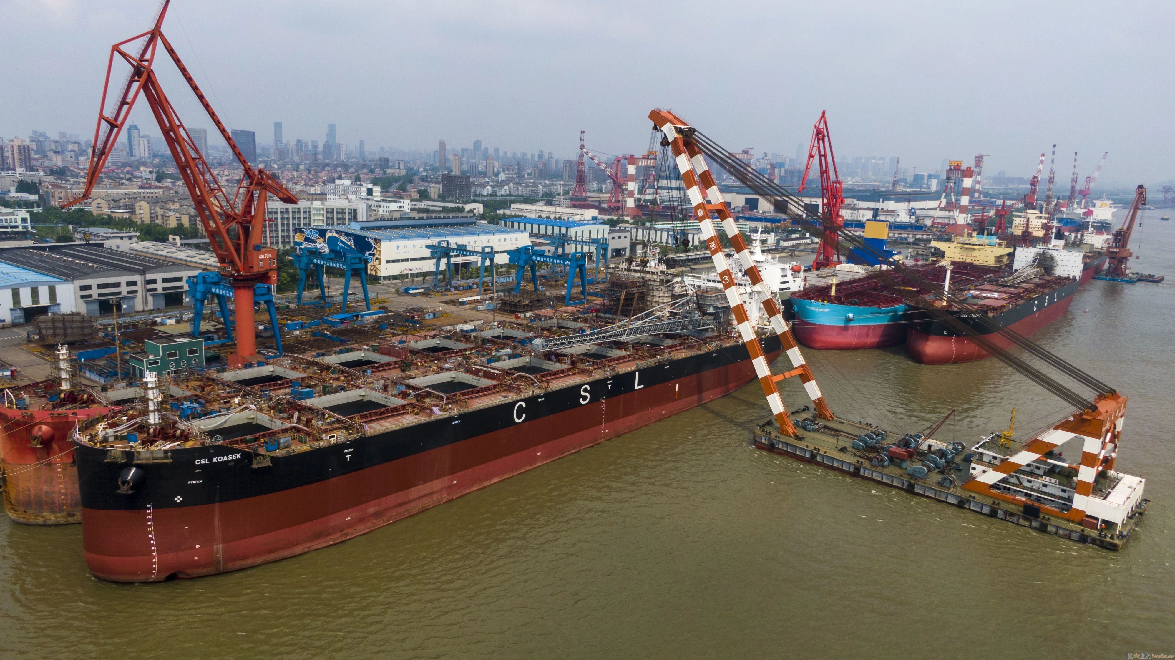 南通中远海运船务“伊莱克特拉”自卸改装项目完成BOOM自卸臂吊装工程