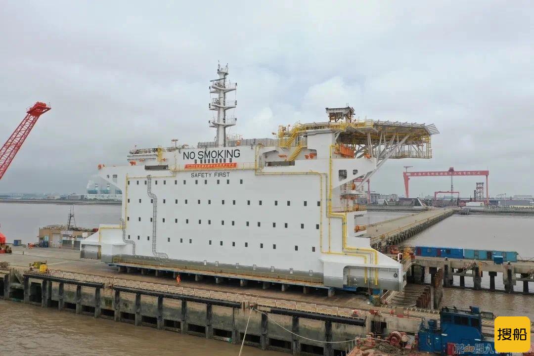 FPSO项目H1498船生活楼模块从外高桥海工装船发运回厂