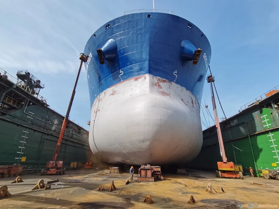 大连中远海运重工承修“德克兰”轮完工开航